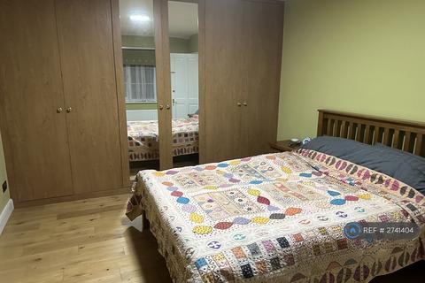 1 bedroom in a house share to rent, Central Road, Morden, SM4
