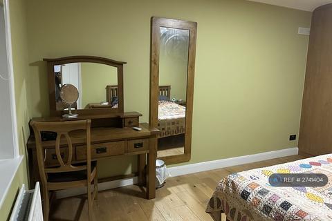 1 bedroom in a house share to rent, Central Road, Morden, SM4