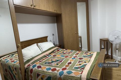 1 bedroom in a house share to rent, Central Road, Morden, SM4