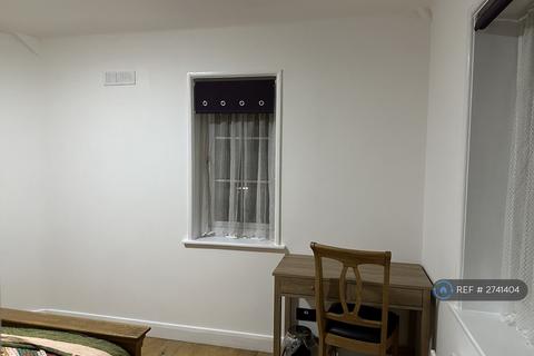 1 bedroom in a house share to rent, Central Road, Morden, SM4