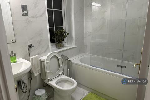 1 bedroom in a house share to rent, Central Road, Morden, SM4