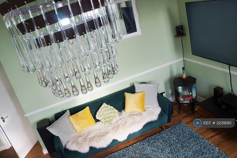 2 bedroom penthouse to rent, Galton House, London, SE18