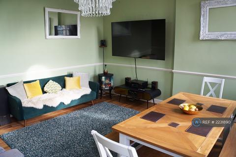 2 bedroom penthouse to rent, Galton House, London, SE18