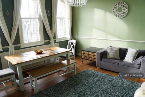 2 bedroom penthouse to rent, Galton House, London, SE18