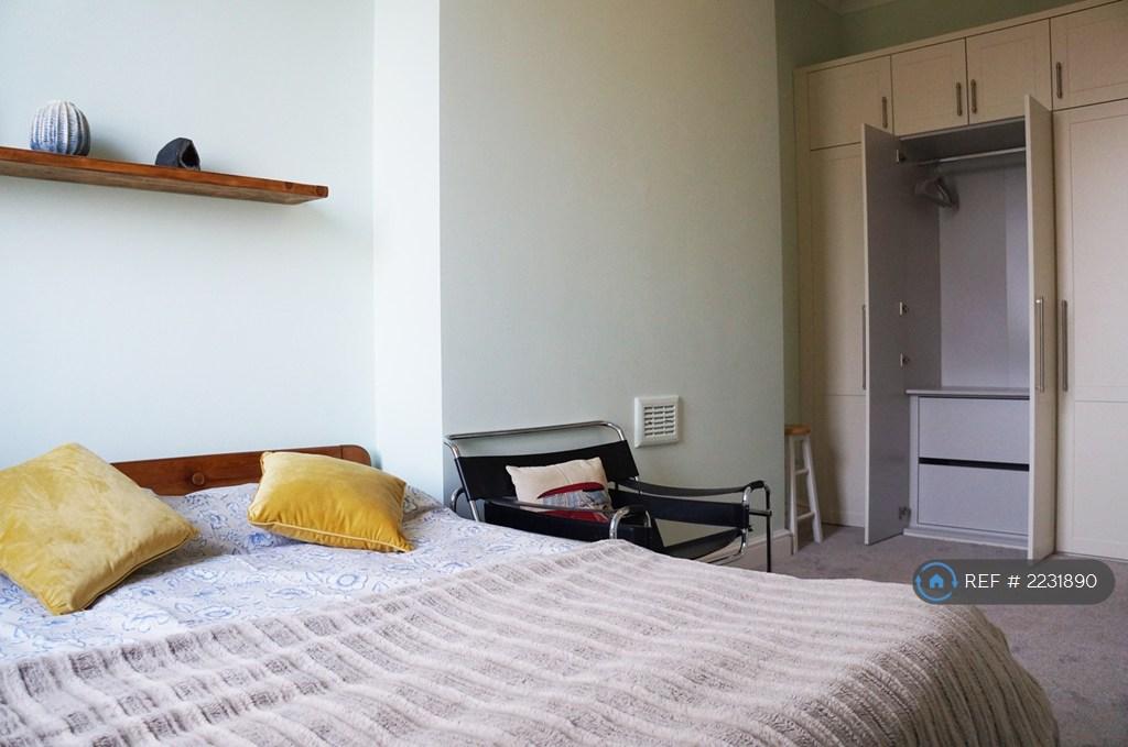 Guest/Family Bedroom