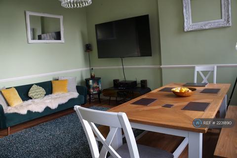 2 bedroom penthouse to rent, Galton House, London, SE18