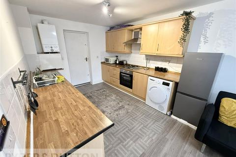 3 bedroom end of terrace house to rent, Woodlands Road, Manchester, Greater Manchester, M8