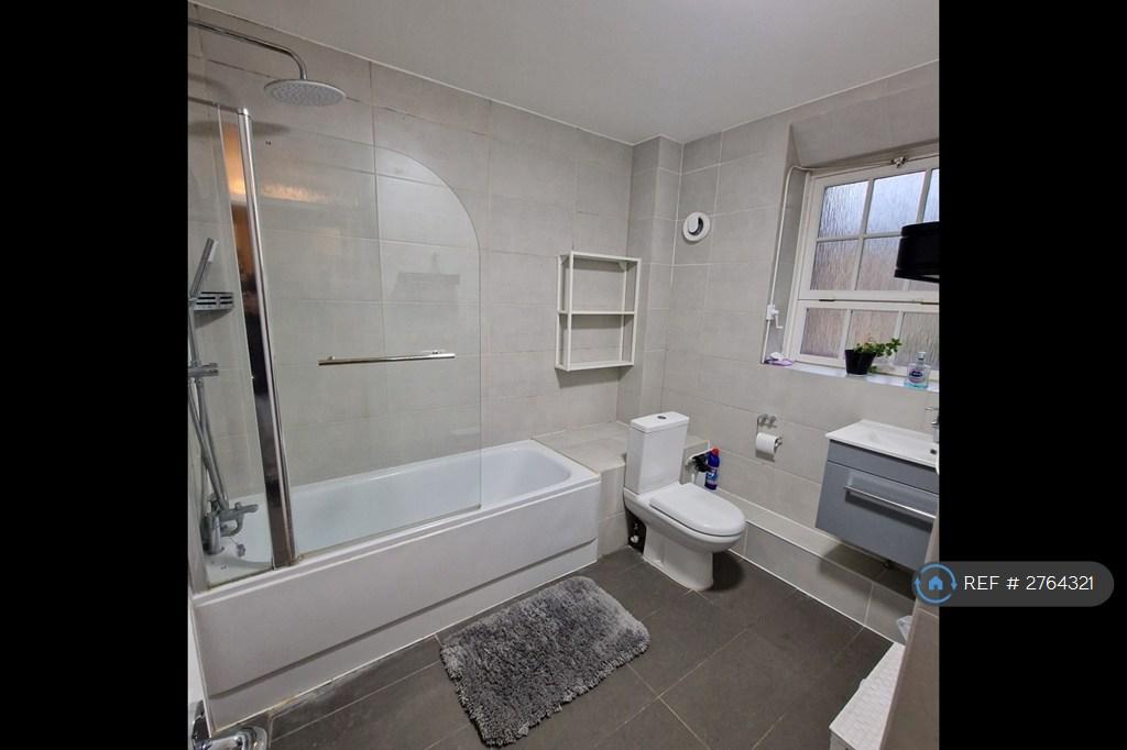 Main Bathroom & w/c