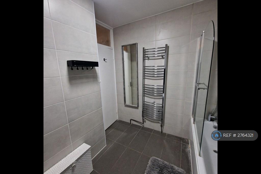 Main Bathroom & w/c