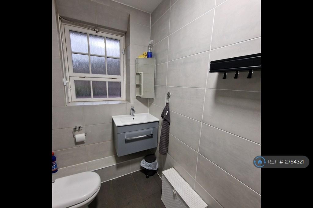 Main Bathroom & w/c