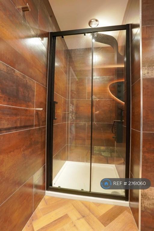 7 Bed House - Family Bath