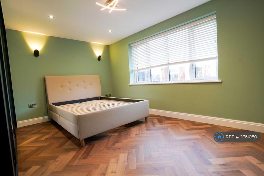 7 Bed House - Bed 1
