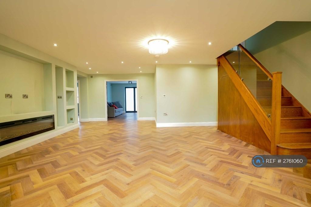 7 Bed House - Living Room