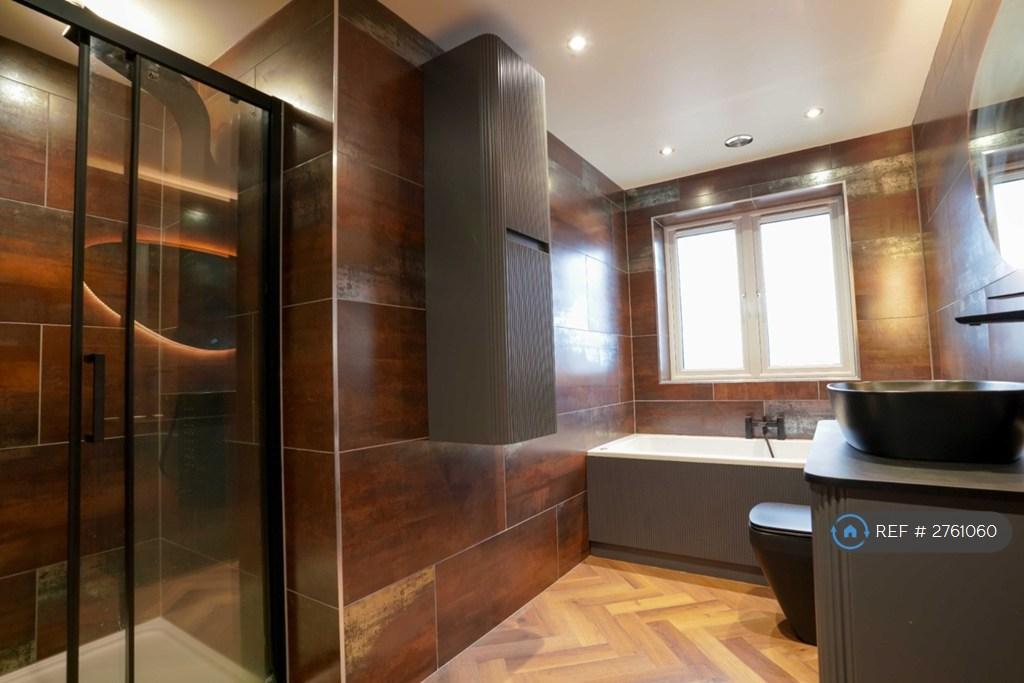 7 Bed House - Family Bath