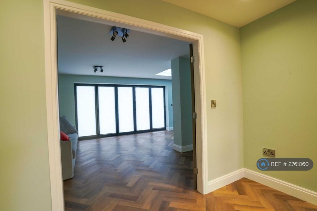 7 Bed House - Day Room