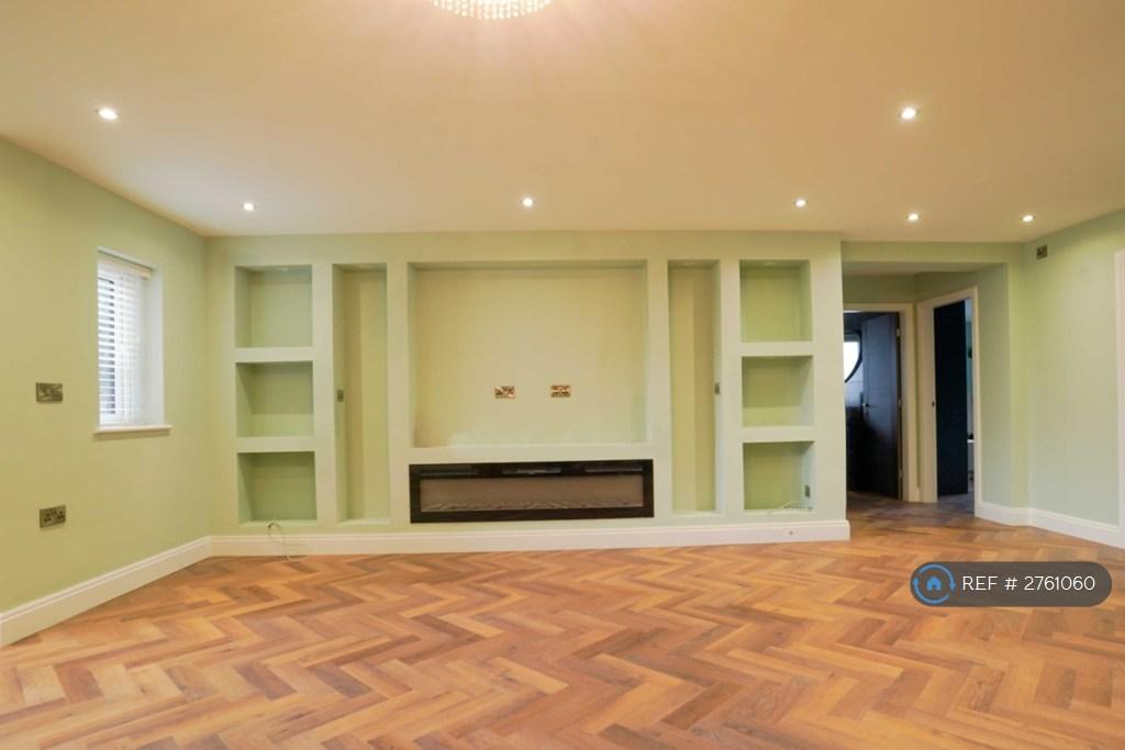 7 Bed House - Living Room