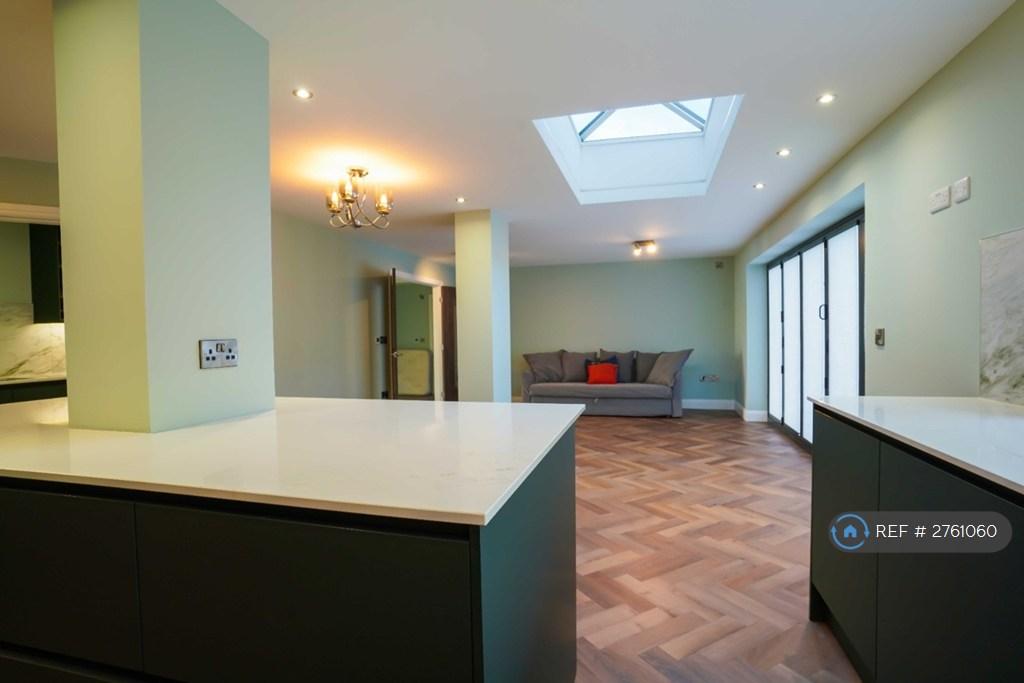7 Bed House - Day Room