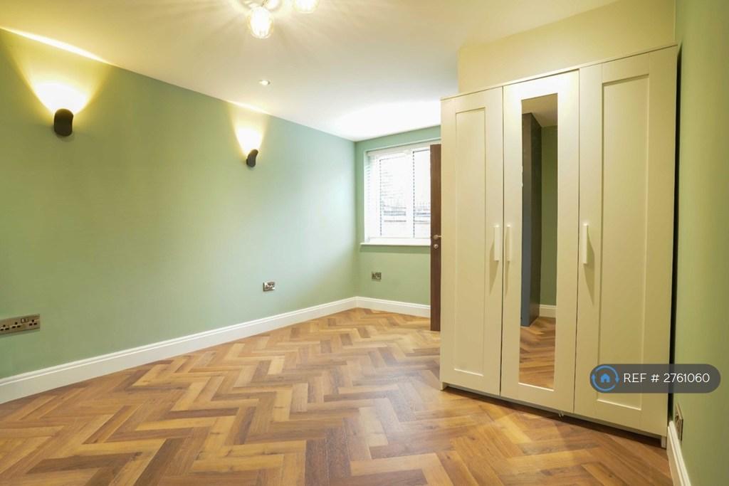 7 Bed House - Bed 2