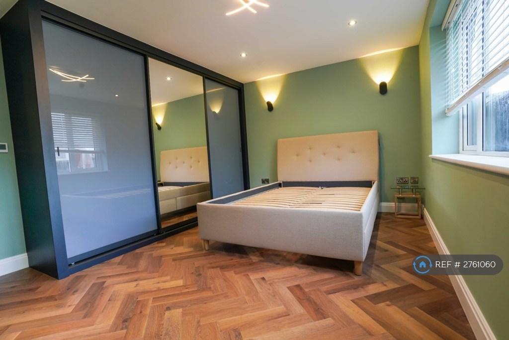 7 Bed House - Bed 1