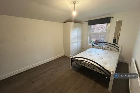 Studio to rent, Whittington Road, London, N22