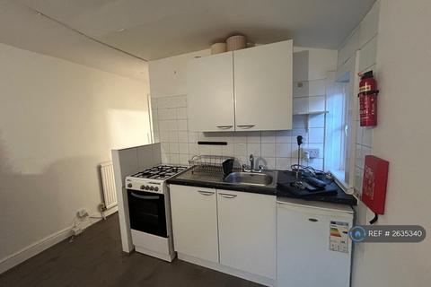 Studio to rent, Whittington Road, London, N22