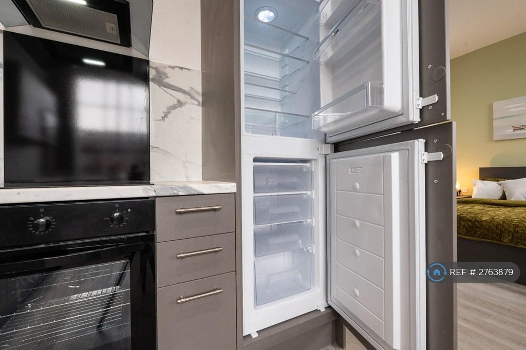 Built-In Fridge/Freezer