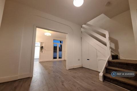 3 bedroom semi-detached house to rent, Dresden Street, Manchester, M40