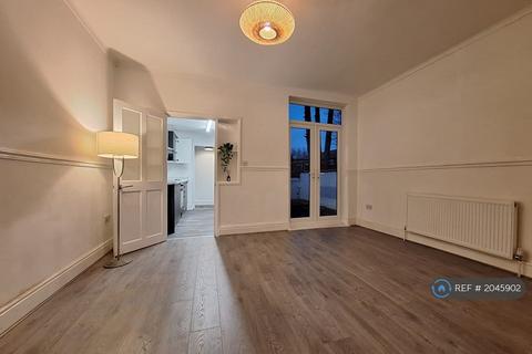 3 bedroom semi-detached house to rent, Dresden Street, Manchester, M40