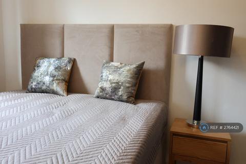 2 bedroom flat to rent, Troon Close, London, SE16