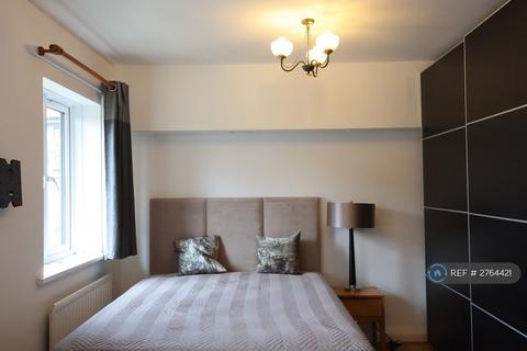 2 bedroom flat to rent, Troon Close, London, SE16
