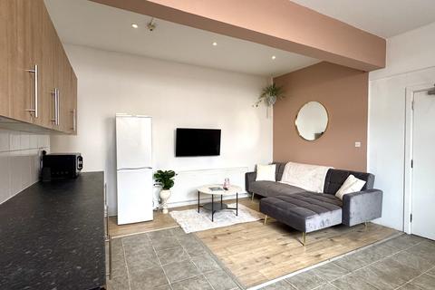 4 bedroom flat to rent, a Peveril Street, Arboretum NG7