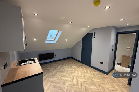 Studio to rent, Normanhurst, Ashford, TW15