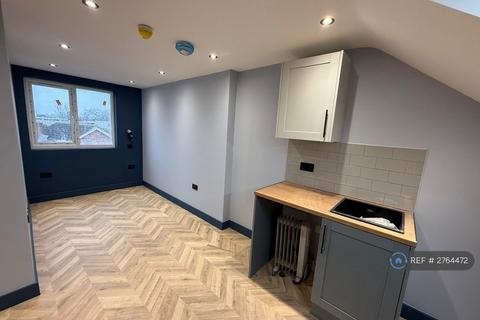 Studio to rent, Normanhurst, Ashford, TW15