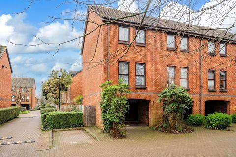 3 bedroom end of terrace house for sale - Farriers Close, Epsom KT17