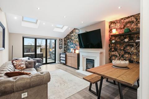 2 bedroom end of terrace house for sale, Lynmouth Avenue, Morden, SM4