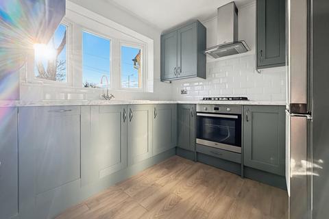 4 bedroom semi-detached house to rent, London Road, Leigh-on-sea, SS9 2