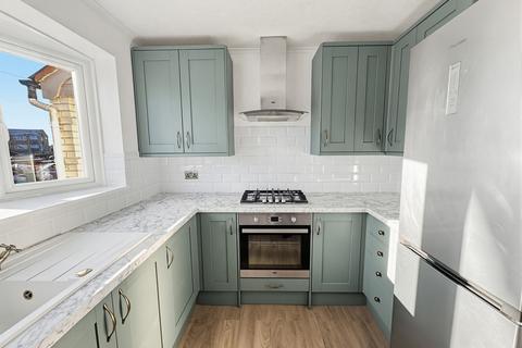 4 bedroom semi-detached house to rent, London Road, Leigh-on-sea, SS9 2