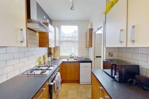 5 bedroom terraced house to rent, Graham Street, Burley, Leeds, West Yorkshire