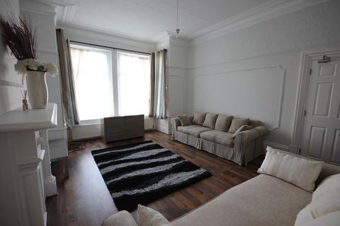 6 bedroom detached house to rent, Morris Lane, Kirkstall, Leeds, West Yorkshire