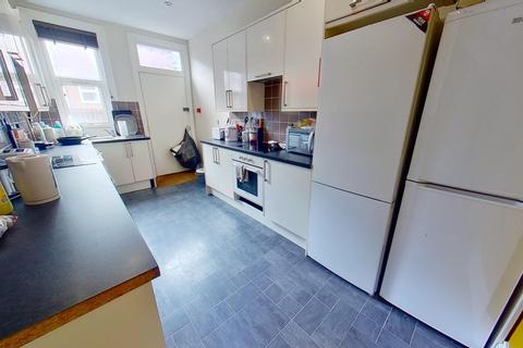 6 bedroom terraced house to rent, Estcourt Avenue, Headingley, Leeds, West Yorkshire