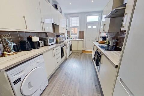 6 bedroom terraced house to rent, Estcourt Avenue, Headingley, Leeds, West Yorkshire