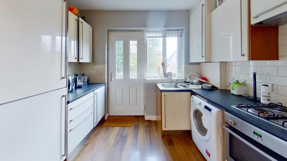J1 KQw AXjm LC-Kitchen.jpg