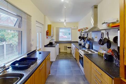 5 bedroom semi-detached house to rent, Hartley Avenue, Woodhouse, Leeds, West Yorkshire