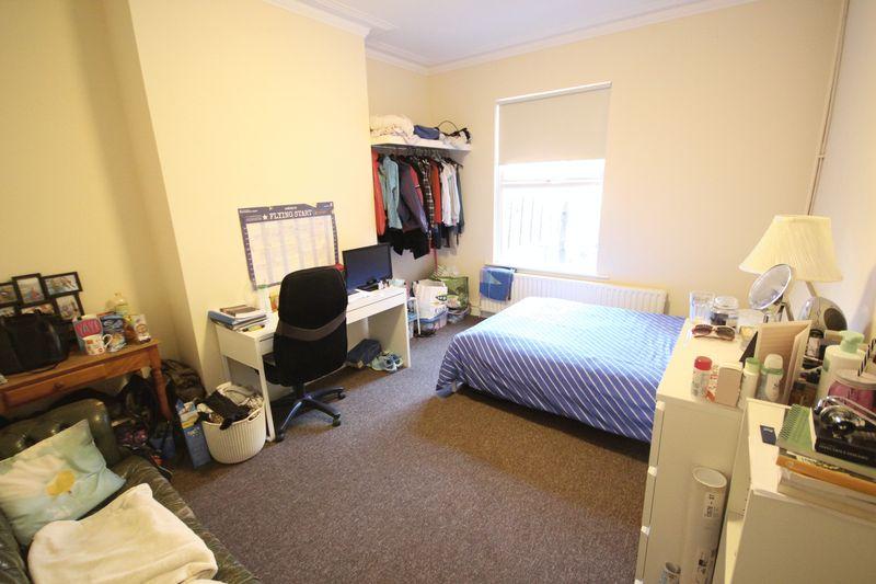 House in Leeds, Headingley Hill, Headingley - More