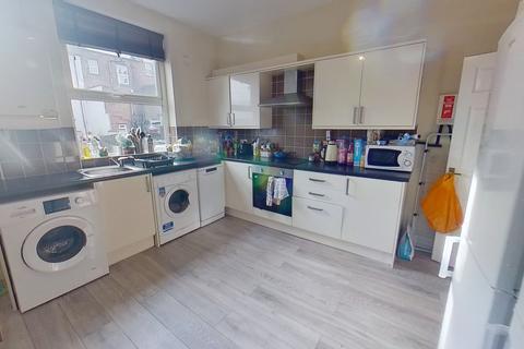 6 bedroom terraced house to rent, St Anns Avenue, Burley, Leeds, West Yorkshire