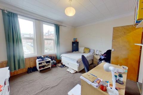 6 bedroom terraced house to rent, Brudenell Grove, Hyde Park, Leeds, West Yorkshire