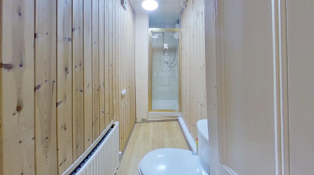 21-brudenell-grove-bathroom.jpg