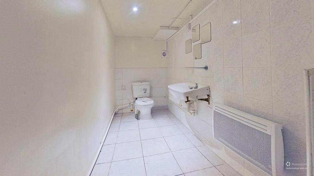 156-ash-road-bathroom-defurnished-1