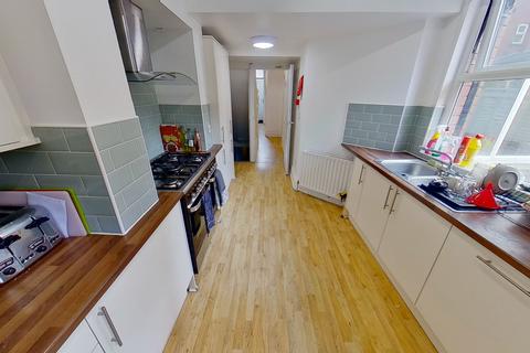 6 bedroom terraced house to rent, Estcourt Avenue, Headingley, Leeds, West Yorkshire