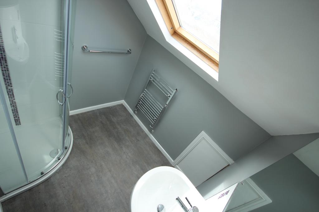 52 Headingley Ave2ndfloorshower.jpg